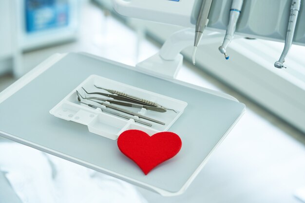 Foto equipo de dentista en la oficina