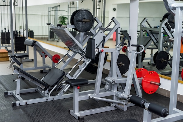 Equipo deportivo en el gimnasio de cerca.