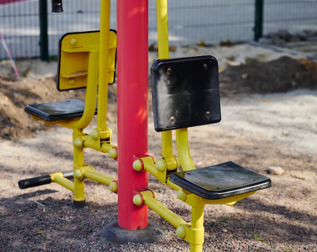 Equipo deportivo en un parque público sin gente, un patio de juegos vacío durante una pandemia y una epidemia. Tiempo de bloqueo