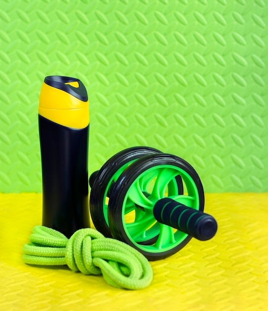 Foto equipo deportivo rueda agitadora saltar la cuerda closeup sobre un fondo amarilloverde
