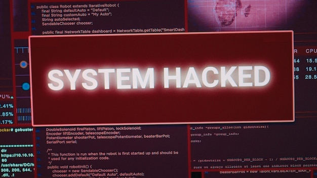 Equipo desarrollador de software que muestra alerta de ataque de piratería con violación de seguridad, mensaje de error parpadeando en la pantalla. Lidiando con el ataque del crimen cibernético y el mal funcionamiento de la computadora, error del sistema. De cerca.
