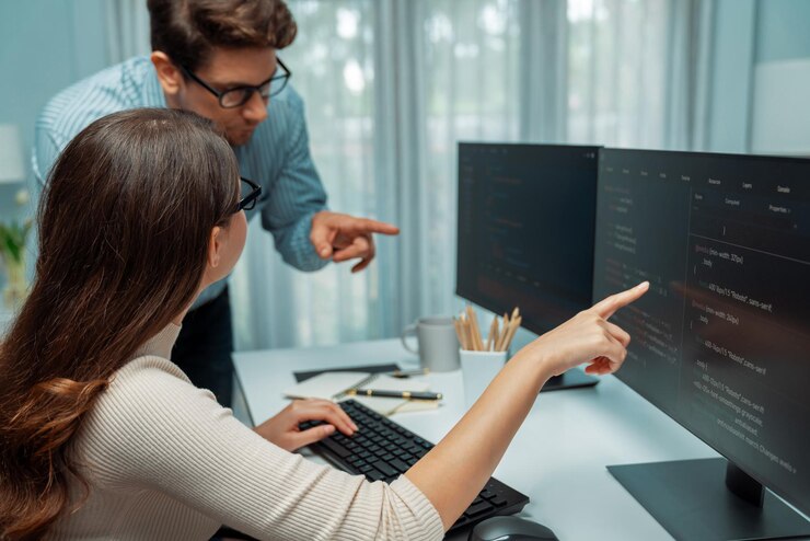 Foto equipo de desarrolladores pensando en el programa más nuevo sitio web creativo de codificación postulado