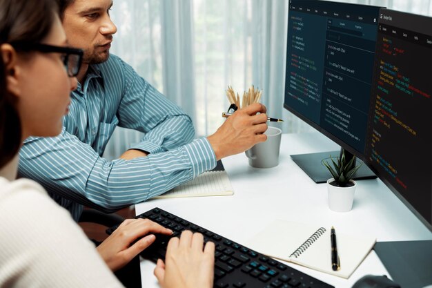 Equipo de desarrolladores pensando en el programa más nuevo sitio web creativo de codificación Postulado