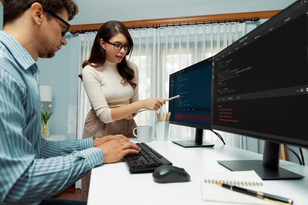 Foto el equipo de desarrolladores piensa el programa más nuevo de codificación postula un sitio web creativo