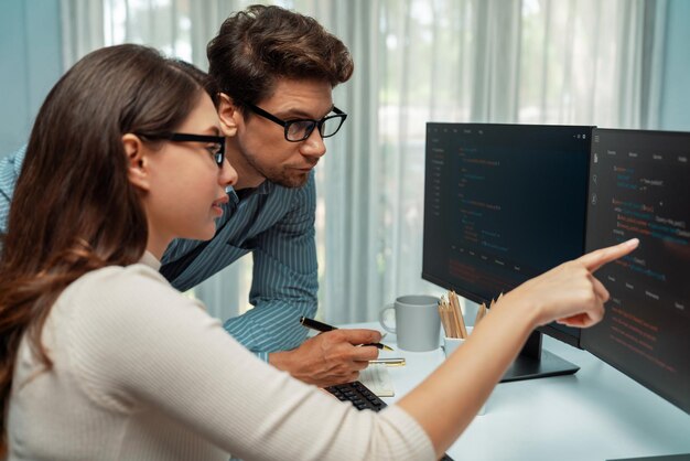 Foto el equipo de desarrolladores piensa el programa más nuevo de codificación postula un sitio web creativo