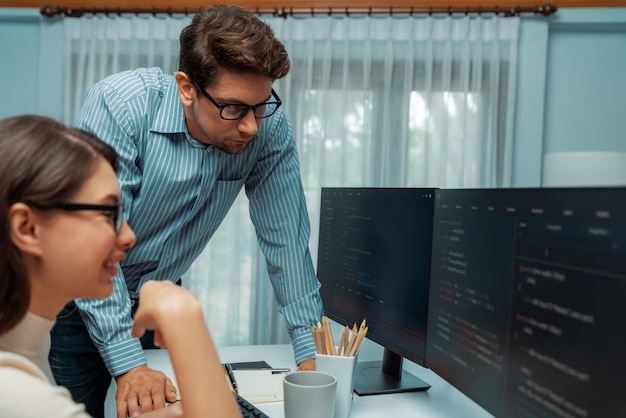 El equipo de desarrolladores piensa el programa más nuevo de codificación postula un sitio web creativo