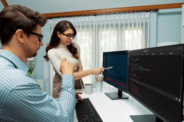 El equipo de desarrolladores piensa el programa más nuevo de codificación postula un sitio web creativo