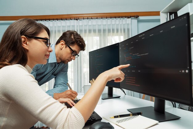 El equipo de desarrolladores piensa el programa más nuevo de codificación postula un sitio web creativo