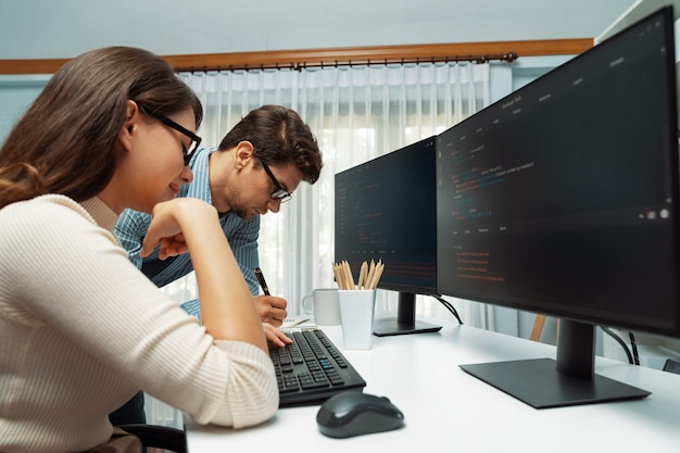 El equipo de desarrolladores piensa el programa más nuevo de codificación postula un sitio web creativo