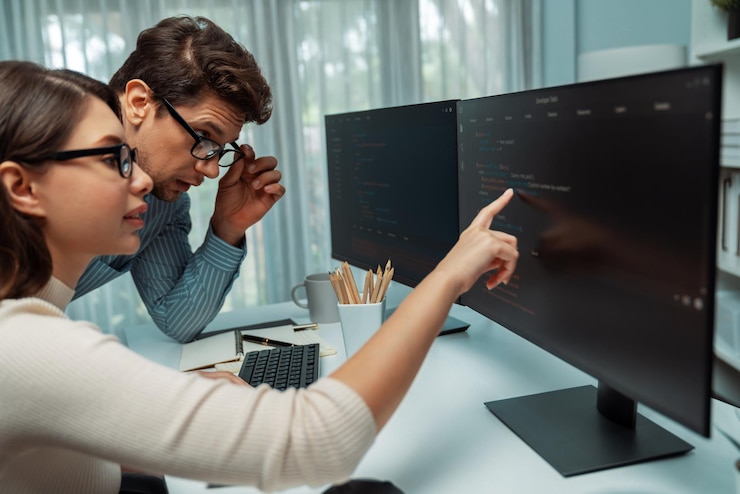 Foto el equipo de desarrolladores piensa el programa más nuevo de codificación postula un sitio web creativo