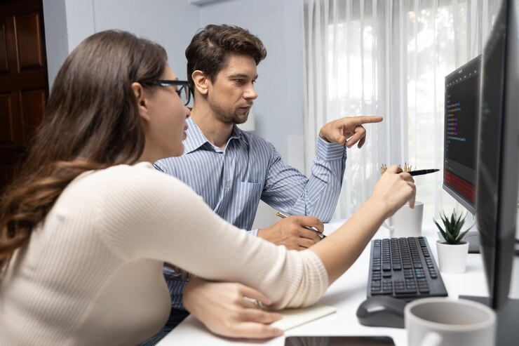 Foto el equipo de desarrolladores piensa el programa más nuevo de codificación postulado del sitio web creativo