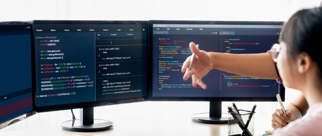 El equipo de desarrolladores de sitios web hace una tormenta de ideas y comparte ideas en la oficina en auge