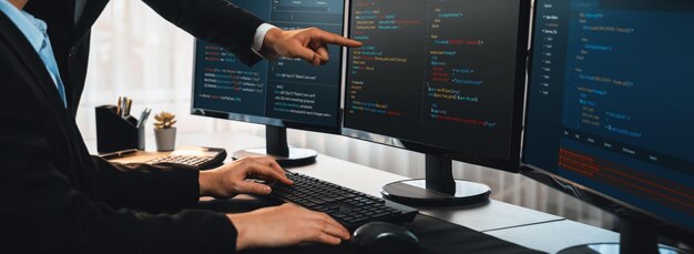 Equipo de desarrollo de software trabajando juntos en la pantalla de script de codificación de oficina en el monitor de la computadora Programador e ingeniero de software que trabajan en la empresa de desarrollo tecnológico Trailblazing