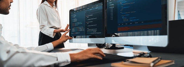 Equipo de desarrollo de software trabajando juntos en la pantalla de script de codificación de oficina en el monitor de la computadora Programador e ingeniero de software que trabajan en la empresa de desarrollo tecnológico Trailblazing