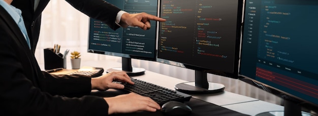 Equipo de desarrollo de software trabajando juntos en la pantalla de script de codificación de oficina en el monitor de la computadora Programador e ingeniero de software que trabajan en la empresa de desarrollo tecnológico Trailblazing