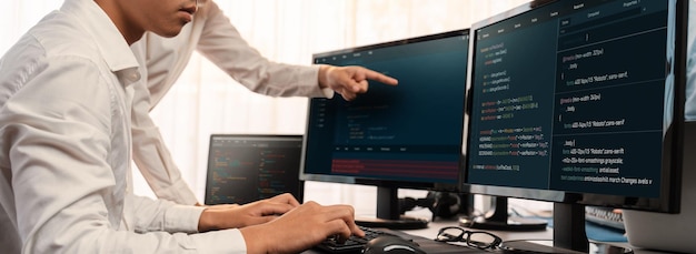 Equipo de desarrollo de software trabajando juntos en la visualización de scripts de codificación de oficina en un monitor de computadora Programador e ingeniero de software trabajando en la empresa desarrolladora de tecnología Trailblazing