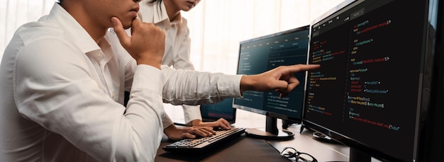 Equipo de desarrollo de software trabajando juntos en la visualización de scripts de codificación de oficina en un monitor de computadora Programador e ingeniero de software trabajando en la empresa desarrolladora de tecnología Trailblazing