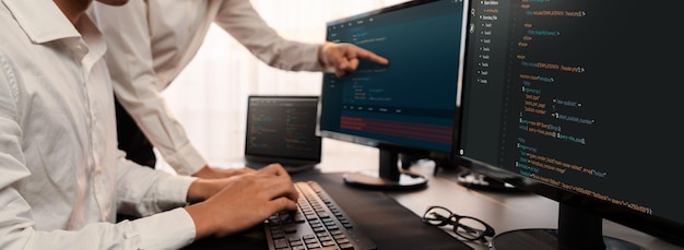 Equipo de desarrollo de software trabajando juntos en la visualización de scripts de codificación de oficina en un monitor de computadora Programador e ingeniero de software trabajando en la empresa desarrolladora de tecnología Trailblazing
