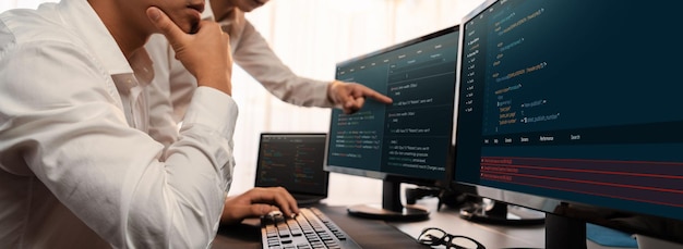 Equipo de desarrollo de software trabajando juntos en la visualización de scripts de codificación de oficina en un monitor de computadora Programador e ingeniero de software trabajando en la empresa desarrolladora de tecnología Trailblazing