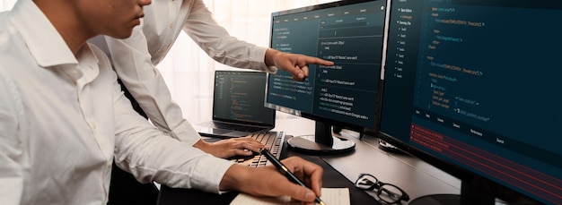 Equipo de desarrollo de software trabajando juntos en la visualización de scripts de codificación de oficina en un monitor de computadora Programador e ingeniero de software trabajando en la empresa desarrolladora de tecnología Trailblazing