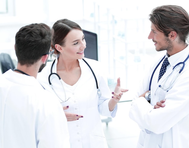 Foto equipo de diferentes médicos conversando