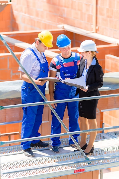 Equipo discutiendo la construcción o los planos del sitio de construcción