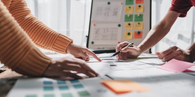 Equipo de diseñador ux planificación gráfica creativa desarrollo de aplicaciones un prototipo de diseño de teléfono inteligente