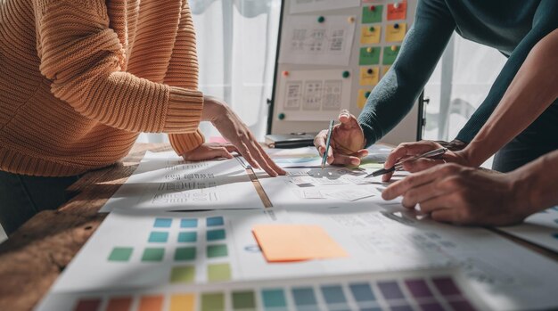 Equipo de diseñador ux planificación gráfica creativa desarrollo de aplicaciones un prototipo de diseño de teléfono inteligente