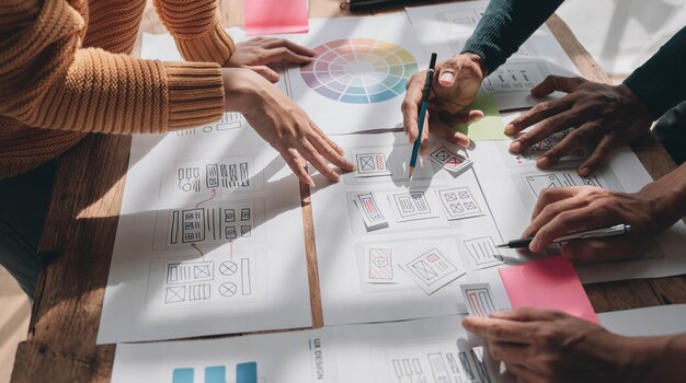 Equipo de diseñador ux planificación gráfica creativa desarrollo de aplicaciones un prototipo de diseño de teléfono inteligente
