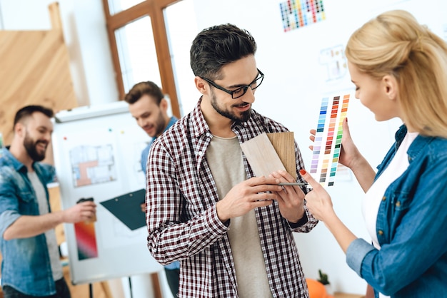 Equipo de diseñadores arquitectos mirando colores.