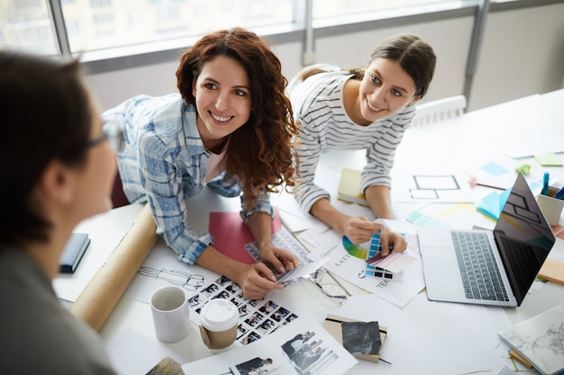 Equipo de diseñadores creativos en reunión