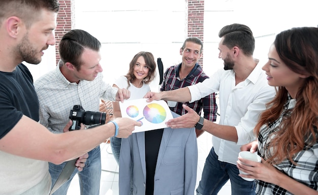 Foto equipo de diseñadores discutiendo la paleta de colores.