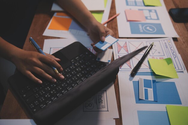 El equipo de diseñadores está diseñando el sistema uxui para hacer que el sistema uxUI funcione bien en nuevos teléfonos y soporte actualizaciones del sistema concepto de desarrollo de sitio web UI UX diseñador de front end
