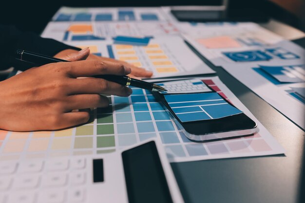 El equipo de diseñadores está diseñando el sistema uxui para hacer que el sistema uxUI funcione bien en nuevos teléfonos y soporte actualizaciones del sistema concepto de desarrollo de sitio web UI UX diseñador de front end