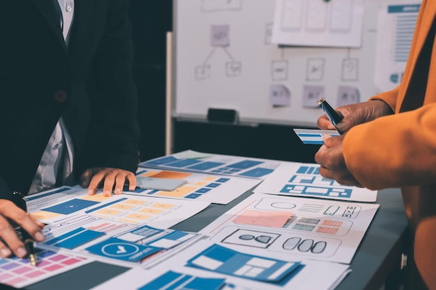 El equipo de diseñadores está diseñando el sistema uxui para hacer que el sistema uxUI funcione bien en nuevos teléfonos y soporte actualizaciones del sistema concepto de desarrollo de sitio web UI UX diseñador de front end