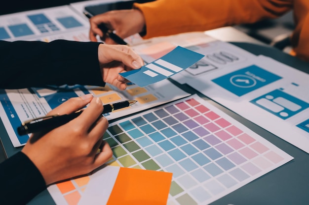 El equipo de diseñadores está diseñando el sistema uxui para hacer que el sistema uxUI funcione bien en nuevos teléfonos y soporte actualizaciones del sistema concepto de desarrollo de sitio web UI UX diseñador de front end