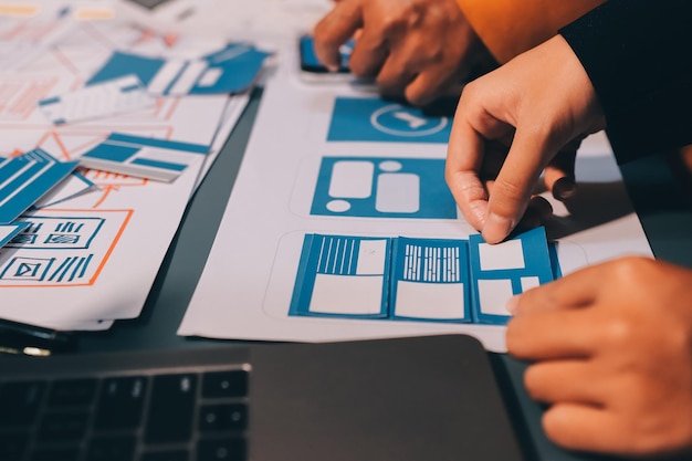 El equipo de diseñadores está diseñando el sistema uxui para hacer que el sistema uxUI funcione bien en nuevos teléfonos y soporte actualizaciones del sistema concepto de desarrollo de sitio web UI UX diseñador de front end