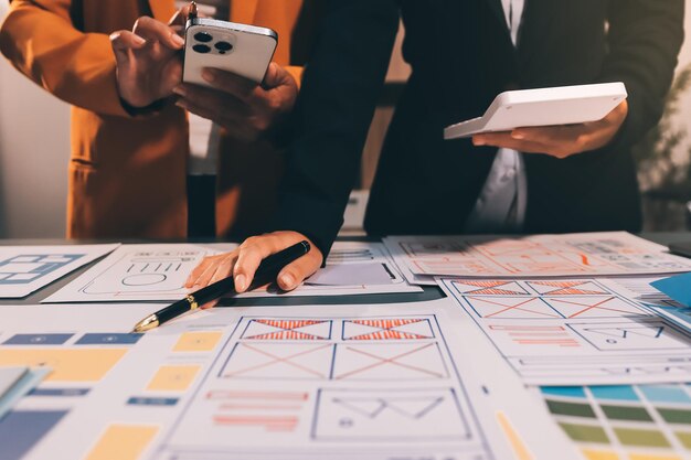 El equipo de diseñadores está diseñando el sistema uxui para hacer que el sistema uxUI funcione bien en nuevos teléfonos y soporte actualizaciones del sistema concepto de desarrollo de sitio web UI UX diseñador de front end