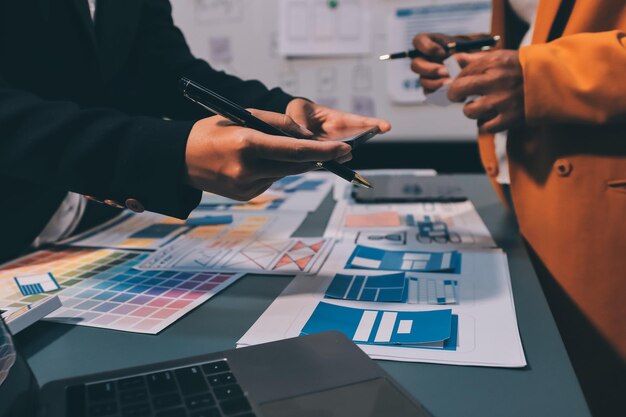 El equipo de diseñadores está diseñando el sistema uxui para hacer que el sistema uxUI funcione bien en nuevos teléfonos y soporte actualizaciones del sistema concepto de desarrollo de sitio web UI UX diseñador de front end