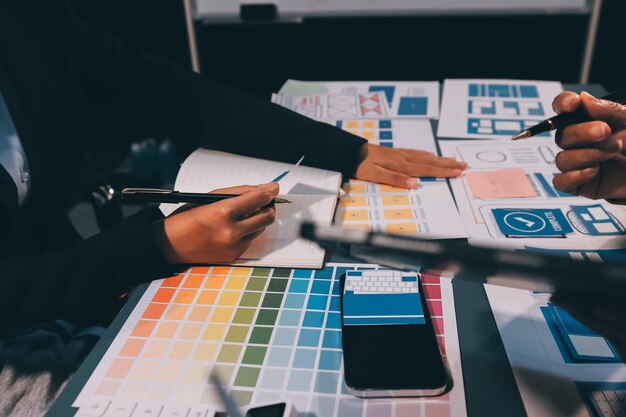 El equipo de diseñadores está diseñando el sistema uxui para hacer que el sistema uxUI funcione bien en nuevos teléfonos y soporte actualizaciones del sistema concepto de desarrollo de sitio web UI UX diseñador de front end