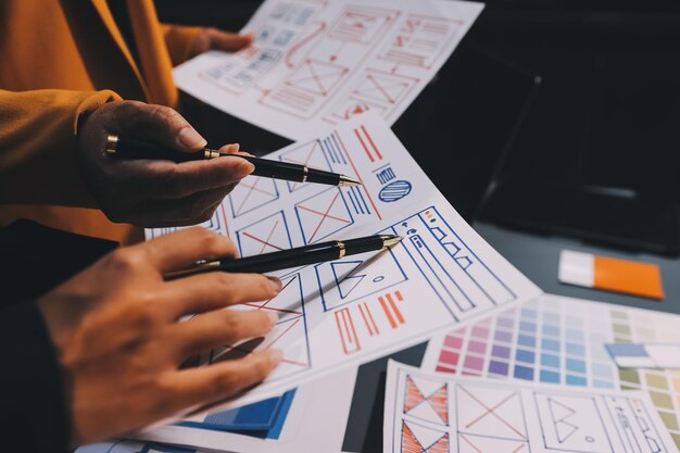 El equipo de diseñadores está diseñando el sistema uxui para hacer que el sistema uxUI funcione bien en nuevos teléfonos y soporte actualizaciones del sistema concepto de desarrollo de sitio web UI UX diseñador de front end