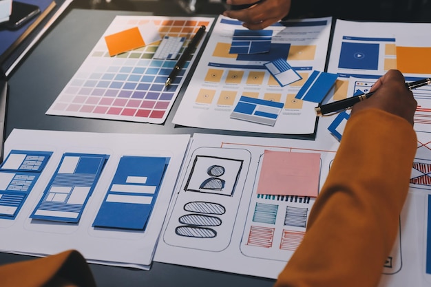 El equipo de diseñadores está diseñando el sistema uxui para hacer que el sistema uxUI funcione bien en nuevos teléfonos y soporte actualizaciones del sistema concepto de desarrollo de sitio web UI UX diseñador de front end