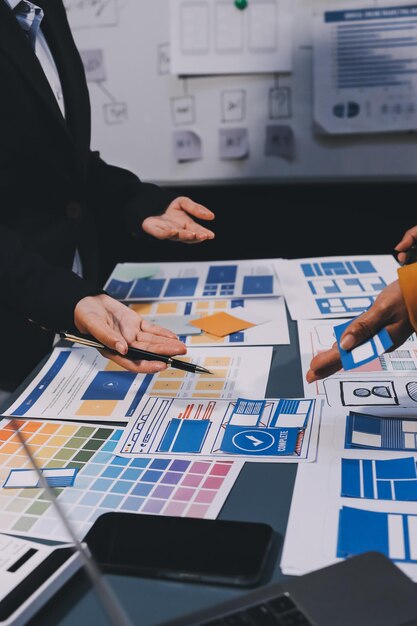 El equipo de diseñadores está diseñando el sistema uxui para hacer que el sistema uxUI funcione bien en nuevos teléfonos y soporte actualizaciones del sistema concepto de desarrollo de sitio web UI UX diseñador de front end