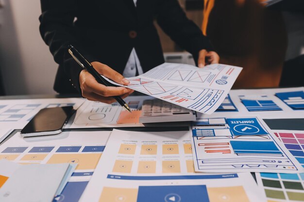 El equipo de diseñadores está diseñando el sistema uxui para hacer que el sistema uxUI funcione bien en nuevos teléfonos y soporte actualizaciones del sistema concepto de desarrollo de sitio web UI UX diseñador de front end