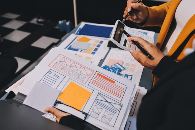 El equipo de diseñadores está diseñando el sistema uxui para hacer que el sistema uxUI funcione bien en nuevos teléfonos y soporte actualizaciones del sistema concepto de desarrollo de sitio web UI UX diseñador de front end