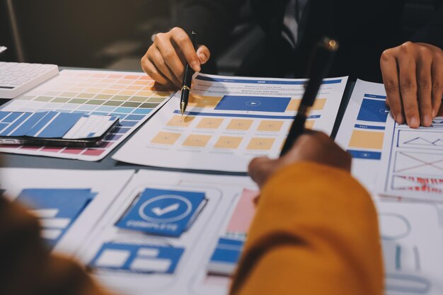 El equipo de diseñadores está diseñando el sistema uxui para hacer que el sistema uxUI funcione bien en nuevos teléfonos y soporte actualizaciones del sistema concepto de desarrollo de sitio web UI UX diseñador de front end