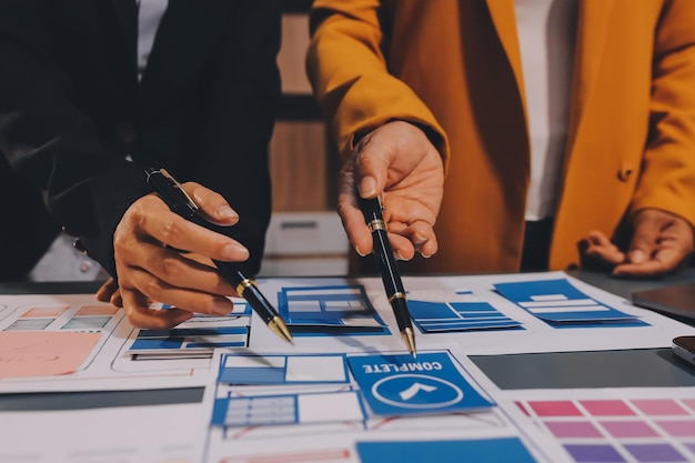 El equipo de diseñadores está diseñando el sistema uxui para hacer que el sistema uxUI funcione bien en nuevos teléfonos y soporte actualizaciones del sistema concepto de desarrollo de sitio web UI UX diseñador de front end