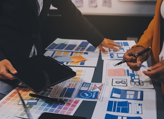 El equipo de diseñadores está diseñando el sistema uxui para hacer que el sistema uxUI funcione bien en nuevos teléfonos y soporte actualizaciones del sistema concepto de desarrollo de sitio web UI UX diseñador de front end