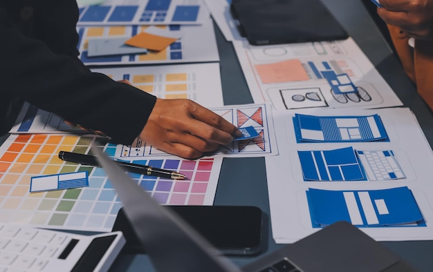 El equipo de diseñadores está diseñando el sistema uxui para hacer que el sistema uxUI funcione bien en nuevos teléfonos y soporte actualizaciones del sistema concepto de desarrollo de sitio web UI UX diseñador de front end