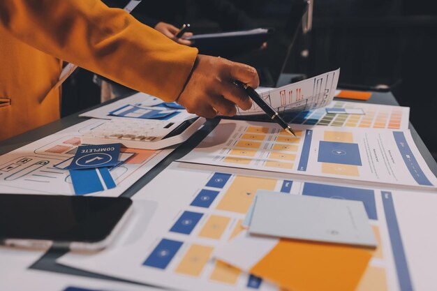 El equipo de diseñadores está diseñando el sistema uxui para hacer que el sistema uxUI funcione bien en nuevos teléfonos y soporte actualizaciones del sistema concepto de desarrollo de sitio web UI UX diseñador de front end